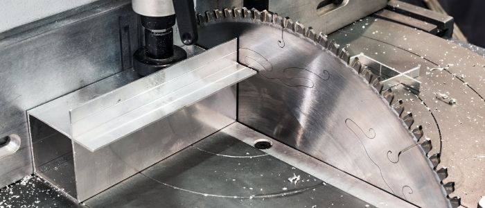 ¿Cuáles son los pasos específicos para el mantenimiento y reemplazo de las cuchillas de corte de aluminio?