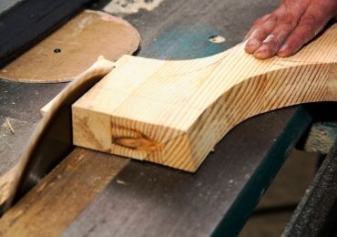 Lâmina de corte de madeira usando
