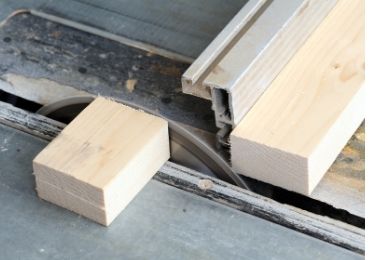 Lâmina de corte de madeira usando