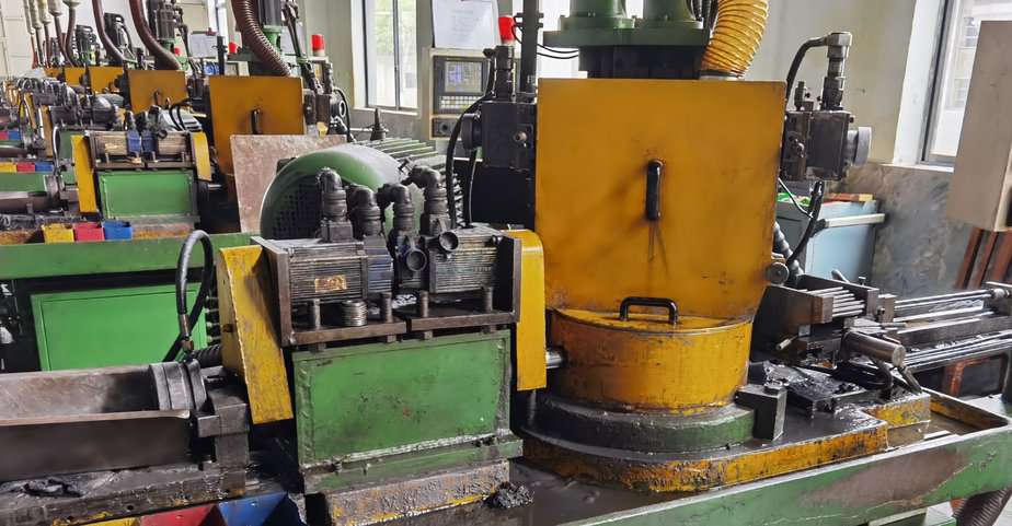 Fräsmaschine – eine Maschine zur Herstellung oder Herstellung von Spiralbohrern