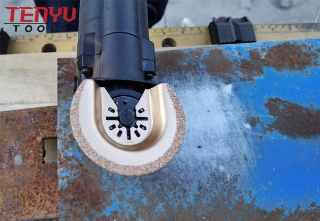 Hoja oscilante semicircular multiherramienta de grano de diamante para trabajos detallados en esquinas de concreto y espacios pequeños
