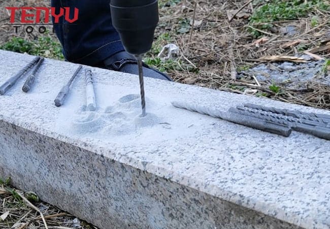 Doppelnuten mit SDS Plus-Bohrer mit Kreuzspitze für Beton und Mauerwerk