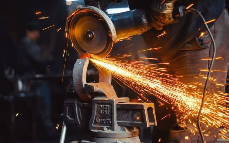 Ingeniero industrial dedicado al corte de metal y acero con hojas de sierra afiladas TCT