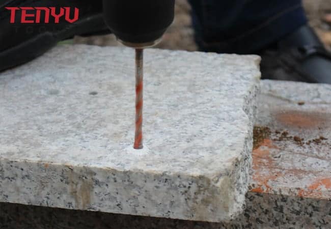 Vernickelter Steinbohrer mit L-Nut und Hartmetallspitze zum Bohren in Betonziegelmauerwerk