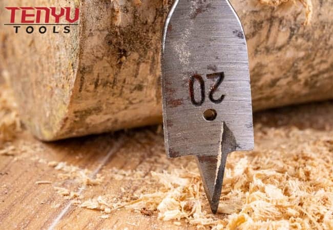 Broca de pala de madera plana de tres puntas oxidada negra con espuelas contorneadas para taladrar madera 2