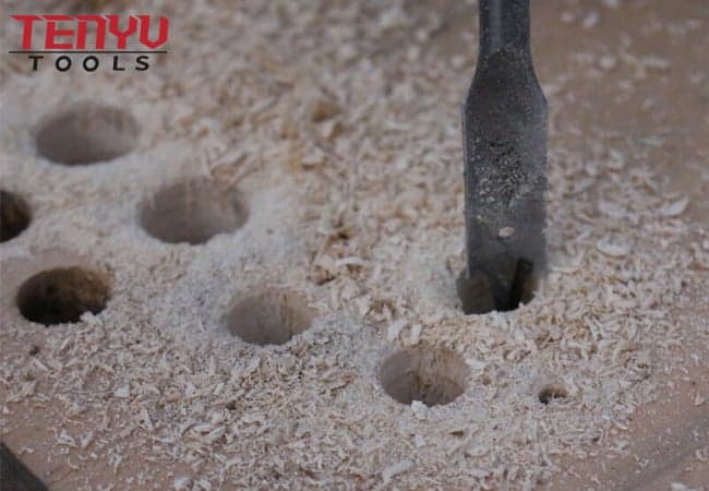 Broca de pala de madera plana de tres puntas oxidada negra con espuelas contorneadas para taladrar madera 2