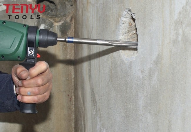 SDS Max Chisel with Star-point Twist Tip and Extra Wedges for Increased Stone Masonry Breakout