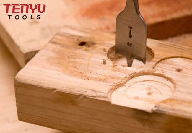 Titanbeschichteter Holz-Spatenbohrer mit Schnellwechsel-Sechskantschaft und Tri-Point zum Bohren in Holz