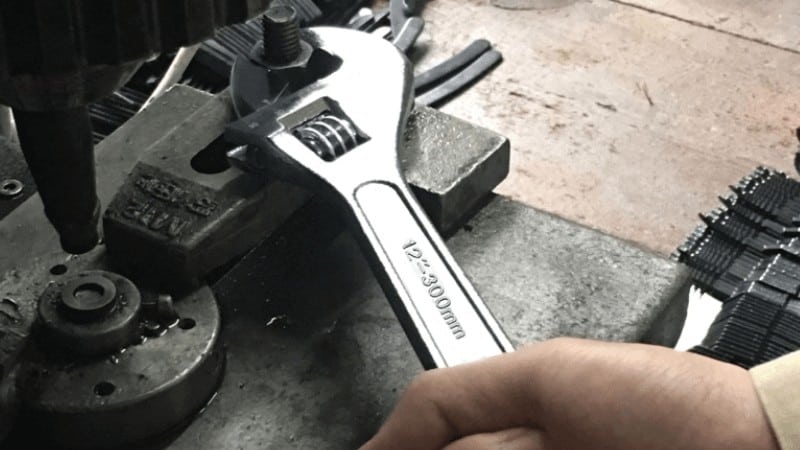 adjustable wrench usage