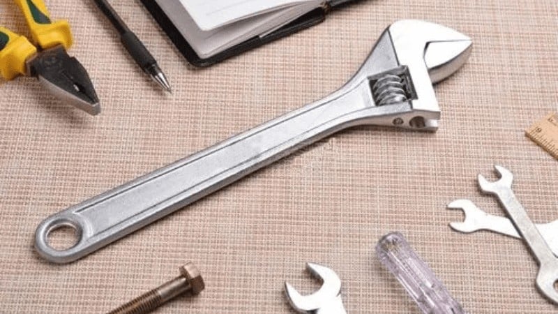 adjustable wrench with a adjustable jaw