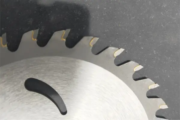 no burrs saw blade and very smooth teeth