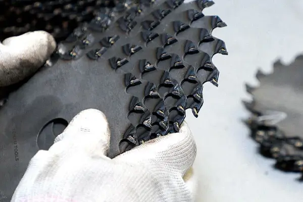 saw blade teeth quality checking 1.webp